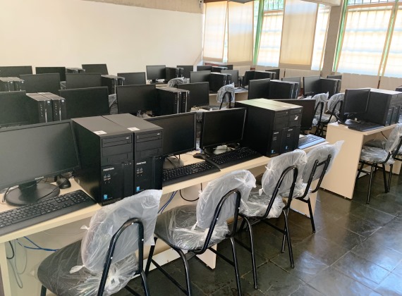 Na Escola Estadual Murgy Hibraim Sarah, em Santa Luzia, na região metropolitana de Belo Horizonte, os equipamentos serão utilizados no laboratório de informática, na biblioteca e na sala dos professores. Foto: Divulgação SEE/MG